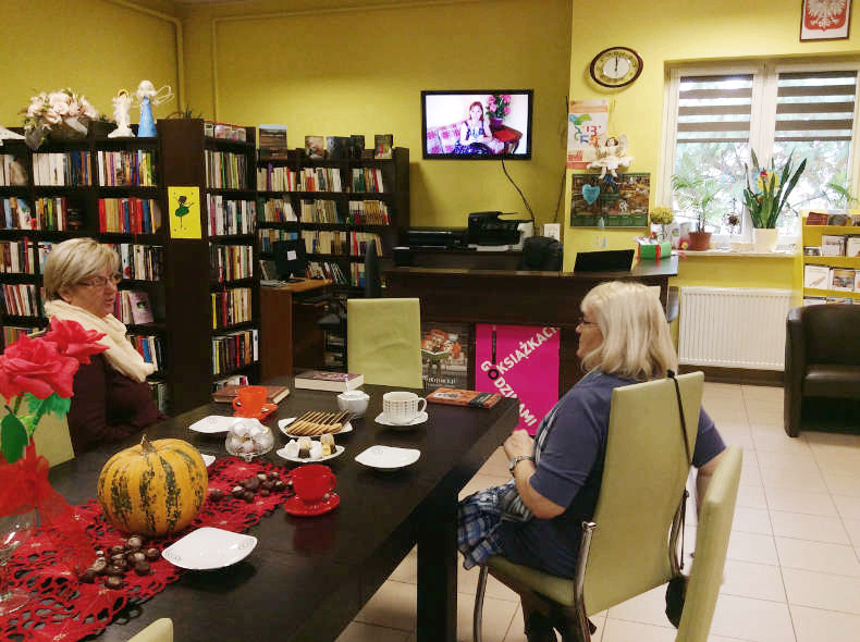 27.10.2016 r. w Bibliotece Publicznej Gminy Zamość z/s w Mokrem miało miejsce spotkanie online Dyskusyjnego Klubu Książki (DKK) z Katarzyną Michalak (na zdjęciu czytelniczki)