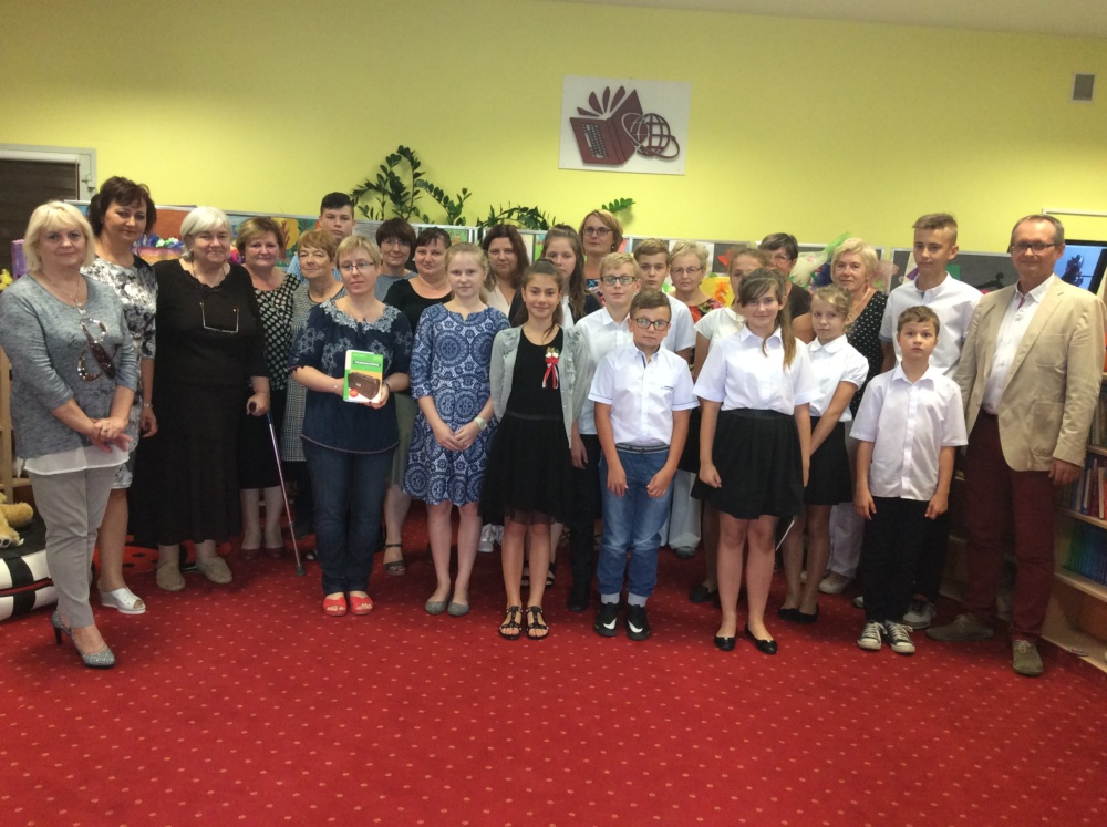 7 września 2018 roku w Bibliotece Publicznej Gminy Zamość z/s w Mokrem odbyła się akcja "Narodowe Czytanie". Na zdjęciu uczniowie, nauczyciele, Dyrektor Biblioteki i czytelniczki (zdjęcie grupowe).