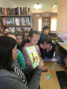 Tydzień Bibliotek w BPGZ Filia Lipsko (na zdjęciu dzieci przy stanowisku bibliotekarza)