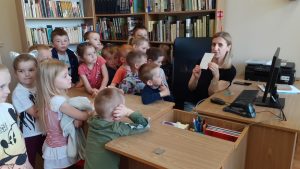 Tydzień Bibliotek w BPGZ Filia Płoskie (na zdjęciu dzieci przy stanowisku bibliotekarza)