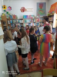 Tydzień Bibliotek w BPGZ Filia Kalinowice (na zdjęciu dzieci wraz z nauczycielką w bibliotece)