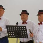 zespół wokalny "Chyżanie z Chyżej" występ w bibliotece zespół wokalny "Chyżanie z Chyżej" występ w bibliotece